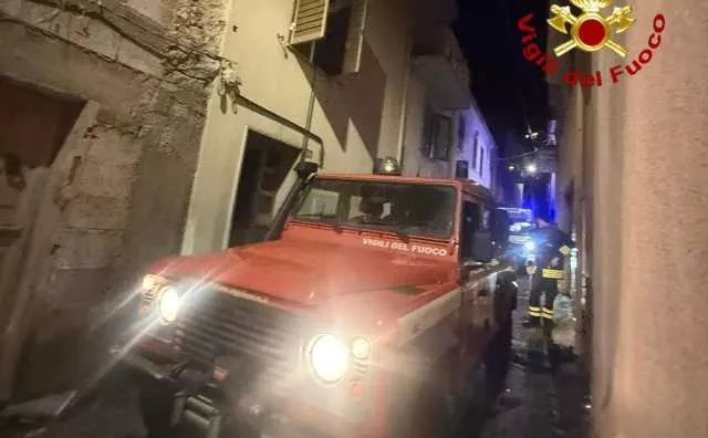 Attimi di paura a Bono, scoppia un incendio in casa: tre persone in salvo