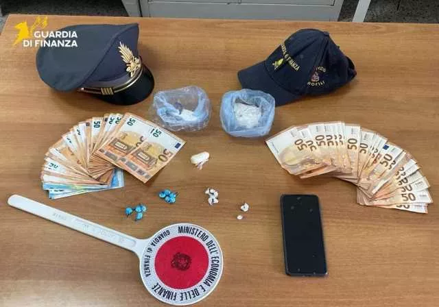 Cagliari, venditore di pollame sorpreso con l'eroina al mercato: arrestato per spaccio