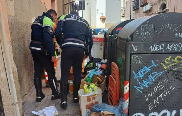 Cagliari, sorpreso a buttare rifiuti in strada alla Marina: non era iscritto alla Tari