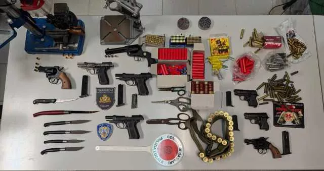 Evade dai domiciliari a Sassari, in auto sbatte contro più veicoli: nascondeva a bordo 4 pistole e coltelli 