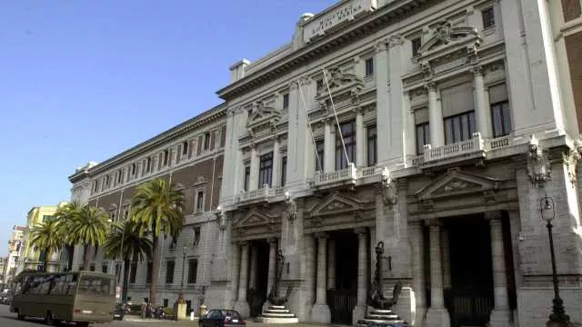 La guardia di finanza entra negli uffici della Difesa: indagini per corruzione e riciclaggio