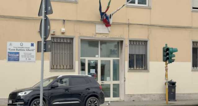 Liceo Alberti di Cagliari, poche aule e struttura carente: 