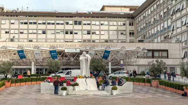 PoliclinicoGemelli Esterno Oggi l'autopsia sul piccolo di 4 mesi morto al Gemelli, il sindaco di Sant'Antioco: