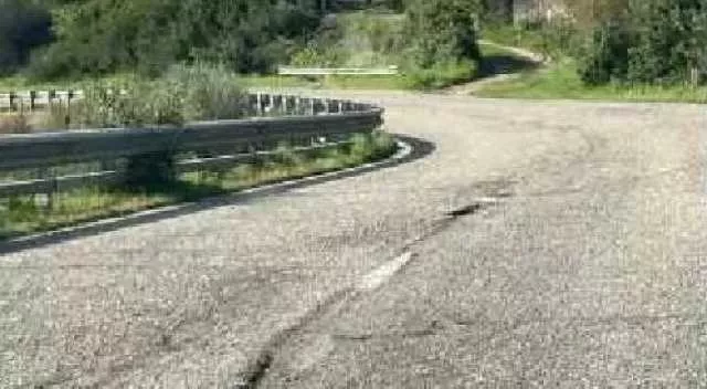 Buche e strade dissestate, decine di segnalazioni nel nuorese: c'è il piano per gli interventi più urgenti