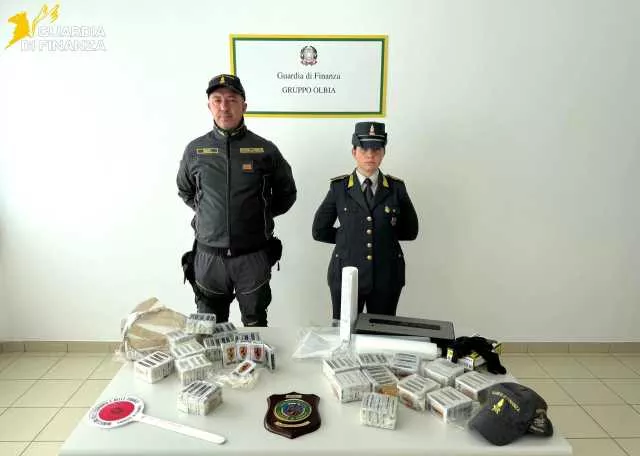 Oristano, sorpreso dai finanzieri mentre ritira la droga da un locker: sequestrati 10 chili di hashish