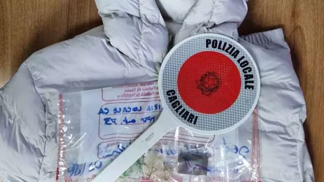 Cagliari, sorpreso con un giubbotto rubato in via Manno: nascondeva anche hashish