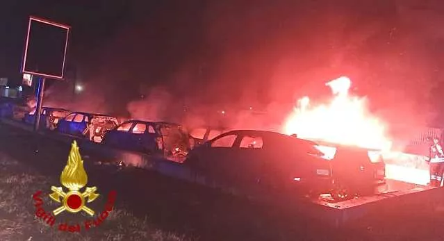 Devastante rogo distrugge 14 auto: le fiamme vicino all'aeroporto ad Alghero