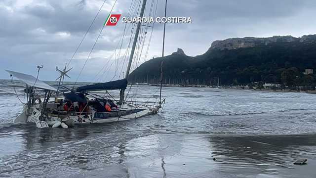 Barca a vela di 12 metri trascinata dal maltempo fino al Poetto: nessuno a bordo (Video)