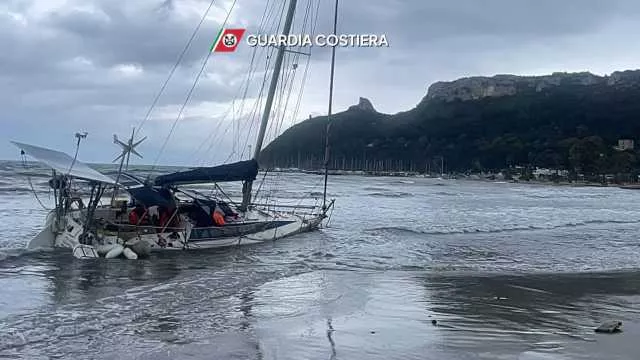 Barca a vela di 12 metri trascinata dal maltempo fino al Poetto: nessuno a bordo (Video)