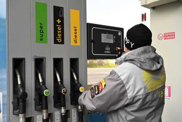 Caro carburanti, il Governo taglia le accise per 20 giorni 