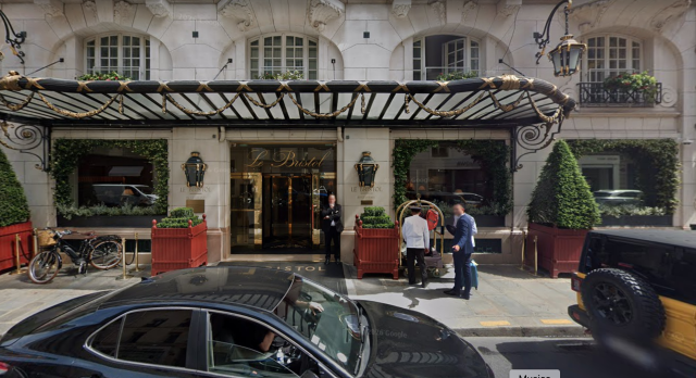 Incendio all'hotel Bristol di Parigi, 400 persone evacuate e un ferito