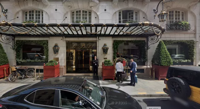 Incendio all'hotel Bristol di Parigi, 400 persone evacuate e un ferito