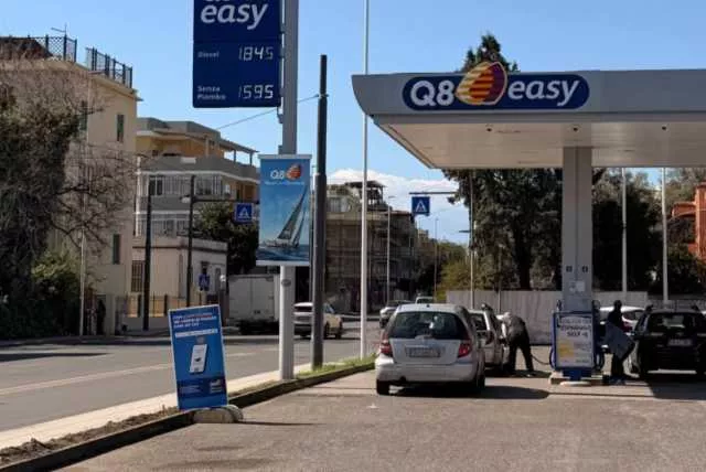 Venti giorni di taglio delle accise, le prime file ai distributori: benzina sotto 1,60 e diesel a 1,80 al litro