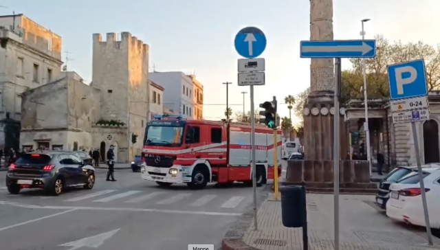 Paura a Sassari, scoppia un incendio nell'ex hotel Turritania