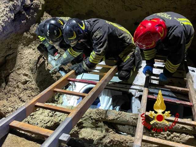 Maracalagonis, con l'auto finiscono in un fossato di 4 metri nel cantiere stradale: gravi due giovani