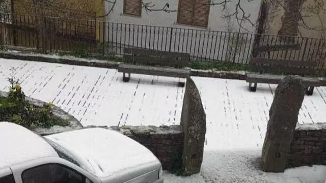 Non solo forte vento: torna la neve in Sardegna, le immagini da una Seulo imbiancata