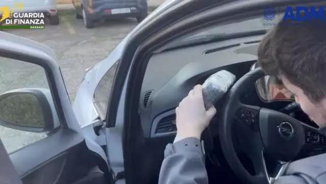 Due chili e mezzo di cocaina nascosti nel cruscotto: arrestato allo sbarco a Porto Torres (Video)