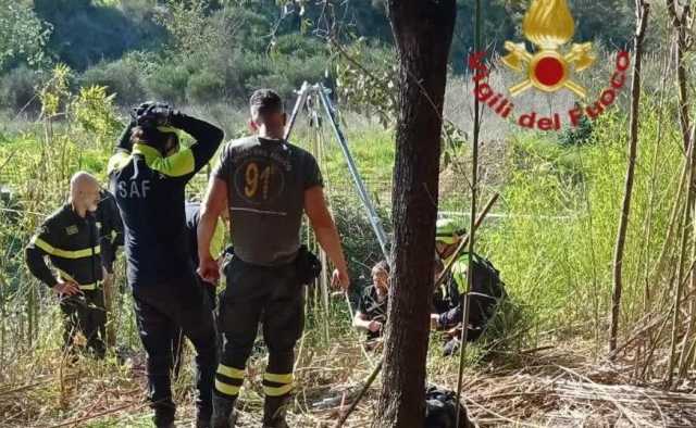 Cade in un pozzo non segnalato in un parco, resta incastrata a 15 metri: salvata a Roma