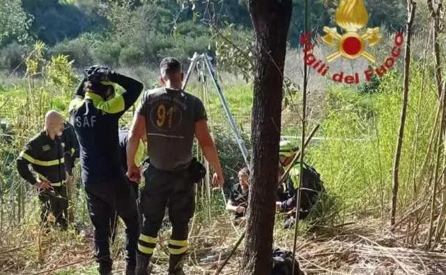 Cade in un pozzo non segnalato in un parco, resta incastrata a 15 metri: salvata a Roma