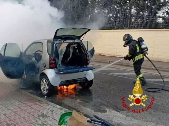 Cagliari, auto prende fuoco durante la marcia: in salvo il conducente