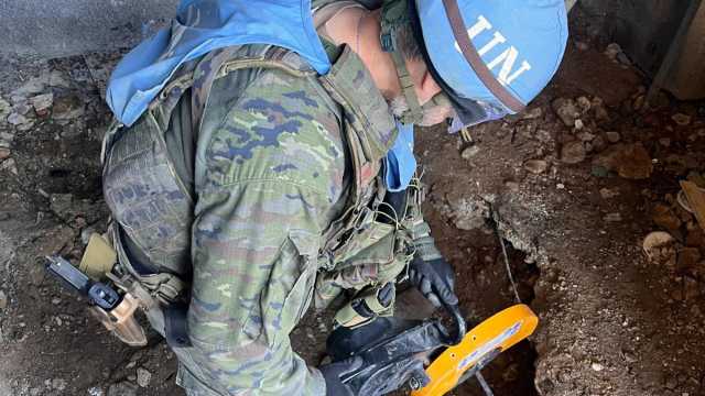Paura per i militari italiani in Libano, detriti di un missile sulla base Unifil a Shama