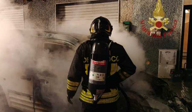 Vigili Del Fuoco Auto In Fiamme Cagliari 2 Marzo Notte di incendi d'auto da Cagliari a Quartu: tre veicoli in fiamme