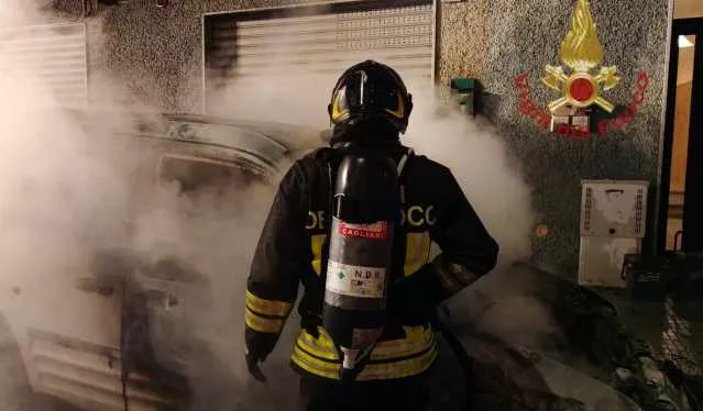Notte di incendi d'auto da Cagliari a Quartu: tre veicoli in fiamme