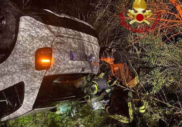 Vigili Del Fuoco Dorgali Auto Dorgali, auto finisce fuori strada e si ribalta: due persone incastrate fra le lamiere