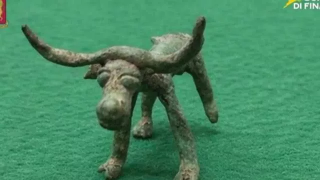 Dovevano controllare le armi, ma trovano un bronzetto nuragico (e non solo): una denuncia a Oristano