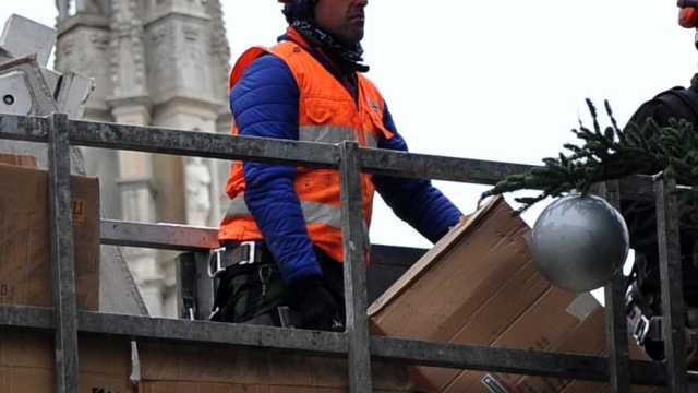 Cade il palo della luce, operaio colpito: muore sul colpo 38enne 