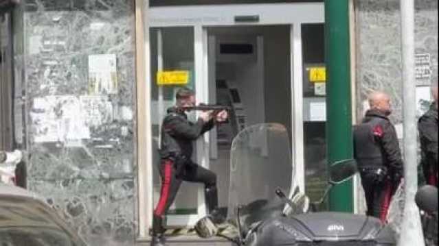 Rapina al Crédit Agricole di Napoli con 25 ostaggi: ladri fuggono dalle fogne