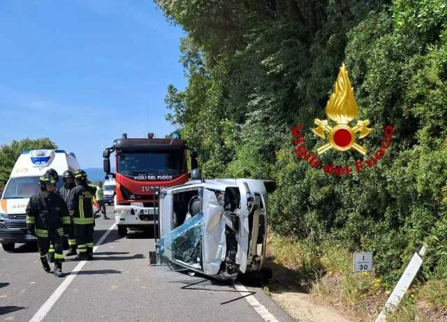 Oliena, pauroso schianto frontale fra due auto: feriti i due conducenti