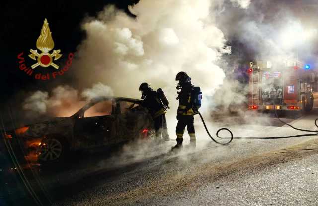 Villasor, auto distrutta da un incendio a bordo della carreggiata 