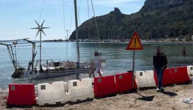 Cagliari, barriere davanti alla barca arenata al Poetto: 