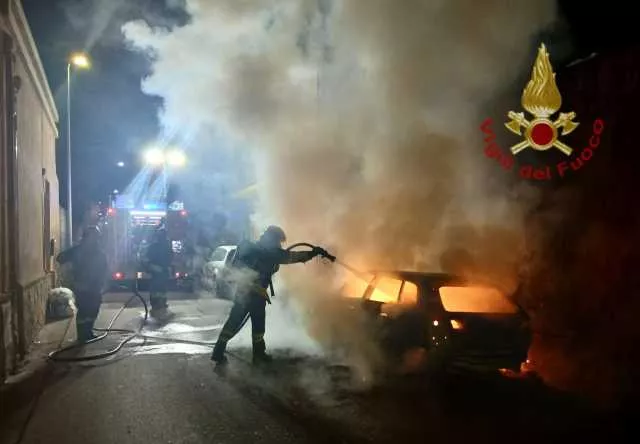 Paura a Maracalagonis: auto distrutta dalle fiamme, indagini in corso