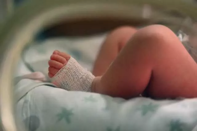 Neonato di 15 giorni trovato tra droga e rifiuti: la scoperta choc in appartamento a Roma