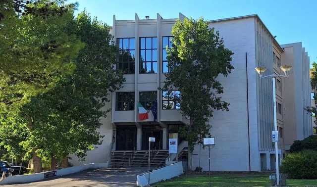 Oristano, abbandona rifiuti per strada ma c'è anche un frammento di anfora del 200 avanti Cristo