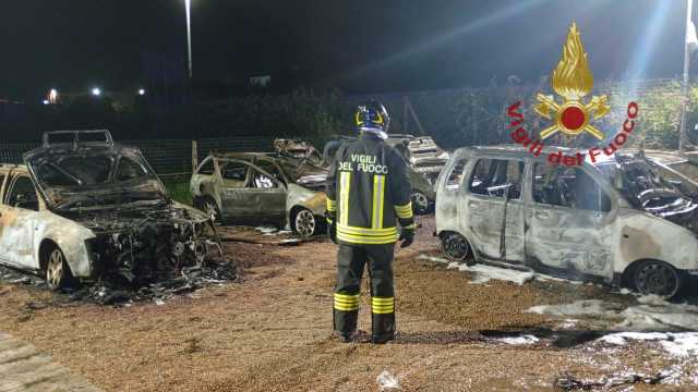 Sassari Auto Fiamme Concessionaria Rogo in una concessionaria a Sassari: nove auto bruciate nell'incendio