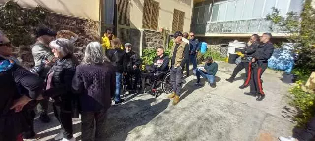 Casa venduta all'asta, i cittadini bloccano lo sfratto a Carbonia: 