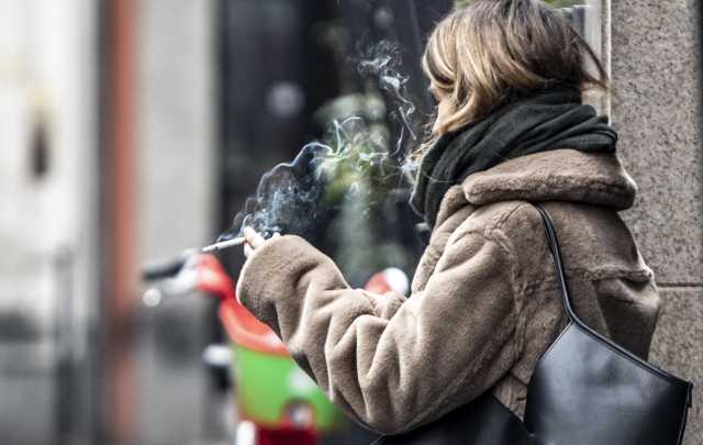 Sigaretta Fumo Nuovi rincari sulle sigarette: dai 20 ai 50 centesimi in più a pacchetto