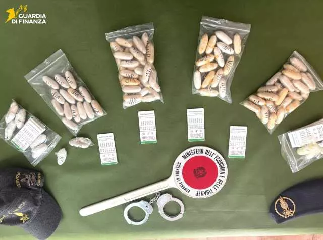 Alghero, nascondeva nel corpo 101 ovuli di cocaina ed eroina: nigeriano fermato in aeroporto