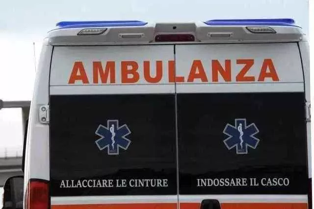 Si ferma per aiutare un uomo in difficoltà con il cane: accoltellata 54enne, è grave