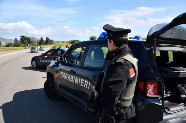 Carabinieri Sanluri Sanluri, alla guida di un'auto semina il panico in strada poi aggredisce i carabinieri: denunciato un 42enne