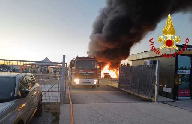 INCENDIO ALGHERO AEROPORTO Paura ad Alghero, devastante rogo vicino all'aeroporto: almeno 80 auto coinvolte