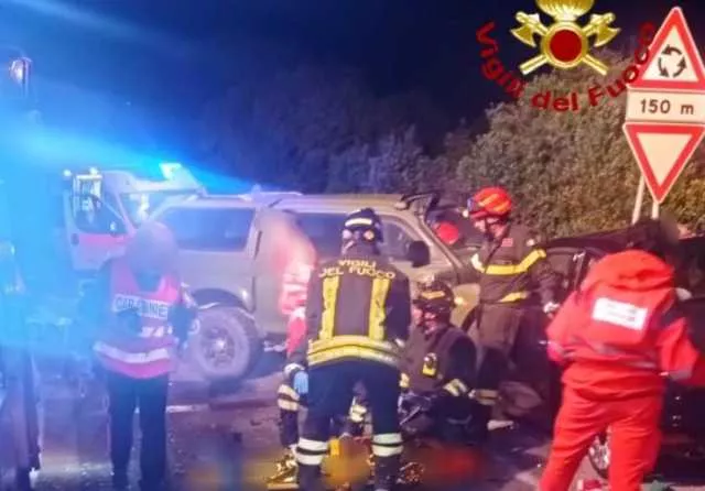 Violento scontro fra tre auto a Palau: donna estratta dalle lamiere