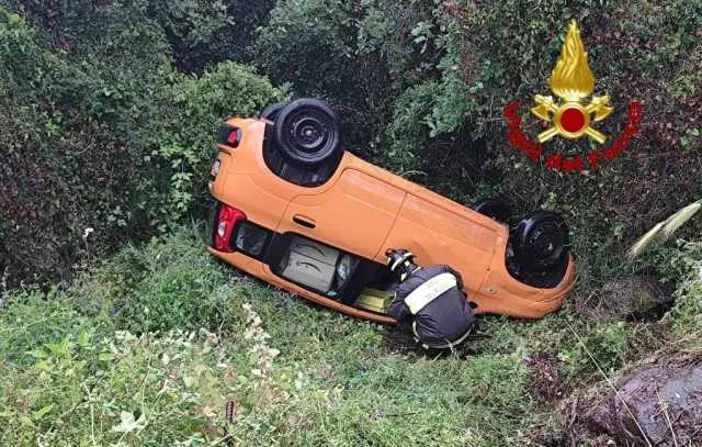 Ulà Tirso, perde il controllo dell'auto e finisce fuori strada ribaltandosi: ferita la conducente