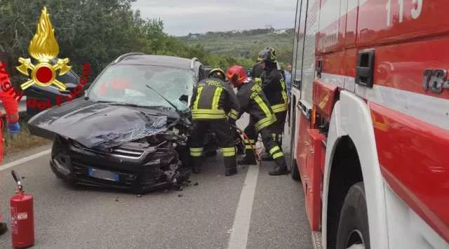 Auto e furgone si scontrano sulla Sassari-Ittiri: uomo estratto dalle lamiere