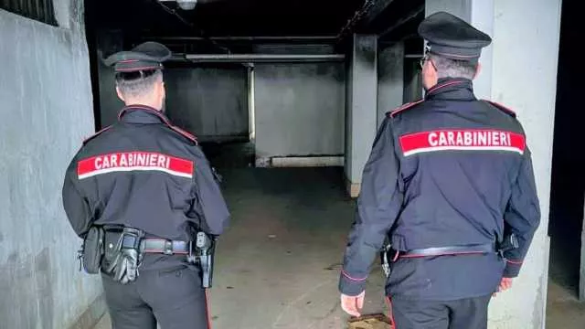 Cagliari, due chili di droga nascosta nel vano ascensore: mistero sui possessori