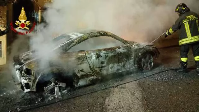 WhatsApp Image 2026 05 30 At 09.31.01 Auto in fiamme e un pacco sospetto di fronte alla casa: indagini a Cala Gonone