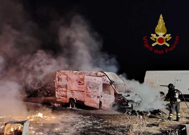 WhatsApp Image 2026 05 30 At 10.10.46 Diversi mezzi in fiamme nelle campagne di Selargius: si indaga sulle cause